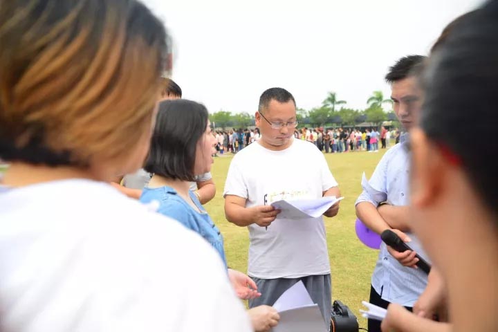 口哨發(fā)令、旗幟落下，比賽的完美呈現(xiàn)，離不開裁判員的辛苦付出，低調(diào)是他們的代名詞
