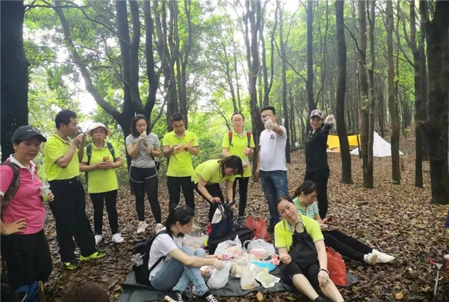 博皓人勞作過后，分享、享受美食